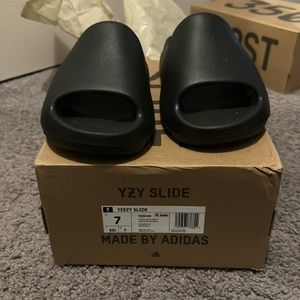 Yeezy slides men’s size 7 (women’s size 8)